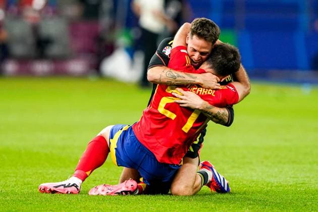 2024-07-14 Spain v England - UEFA EURO, EM, Europameisterschaft,Fussball 2024 Final BERLIN, GERMANY - JULY 14: Mikel Oyarzabal of Spain and Alex Remiro of Spain celebrating victory during the UEFA EURO 2024 Final match between Spain and England at Olympiastadion on July 14, 2024 in Berlin, Germany. Berlin Olympiastadion Germany Content not available for redistribution in The Netherlands directly or indirectly through any third parties. Copyright: xAndrexWeeningx