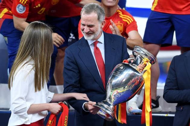 Fußball UEFA EURO, EM, Europameisterschaft,Fussball 2024 Finale Spanien - England am 14.07.2024 im Olympiastadion Berlin in Berlin Felipe VI. ( König von Spanien ) mit dem EM-Pokal mit dem Henri-Delaunay-Pokal