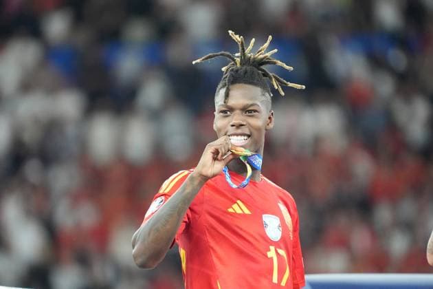 Sport Bilder des Tages Nico Williams (Spanien Spain, 17) mit seiner Medaille - Berlin 14.07.2024: Spanien vs. England, M51, EURO2024 Finale, Olympiastadion Berlin