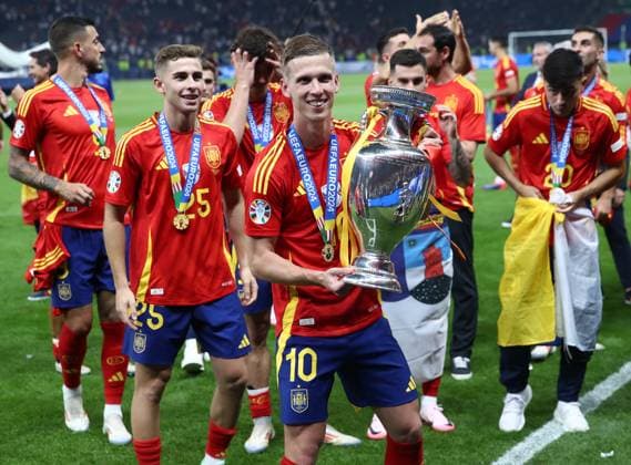 14.07.2024, xtgx, Fussball EM 2024 Finale, Spanien - England emspor, v.l. Daniel Olmo Carvajal (Spanien) mit EM Pokal (UEFA REGULATIONS PROHIBIT ANY USE OF PHOTOGRAPHS as IMAGE SEQUENCES and or QUASI-VIDEO) Berlin