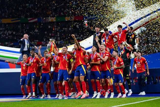 GER: Spain v England. UEFA EURO, EM, Europameisterschaft,Fussball 2024 Final Spanish team group, Mannschaftsbild, Totale with the trophy during the UEFA Euro 2024 match between Spain and England, Final, played at Olympiastadion on July 14, 2024 in Berlin, Germany. kpng Copyright: xBaguxBlancox xPRESSINPHOTOx PS_240714_ESP_ENG_132