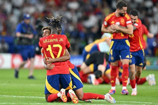 140724 KAI SCHWOERER Lamine Yamal and Nico Williams of Spain (L-R) celebrate on full time during the UEFA EURO, EM, Europameisterschaft,Fussball 2024 final match between Spain and England at Olympiastadion on July 14, 2024 in Berlin, Germany. 140724-CPL-ESPvENG-023