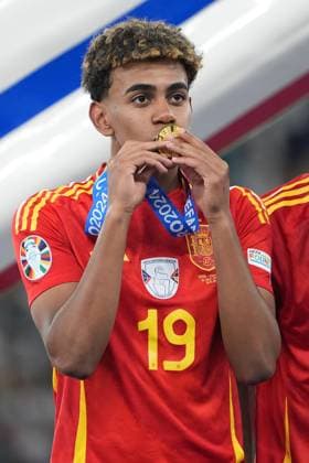 Lamine Yamal (Spanien Spain, 19) freut sich über die Medaille - Berlin 14.07.2024: Spanien vs. England, M51, EURO2024 Finale, Olympiastadion Berlin