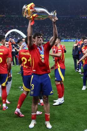 14.07.2024, xtgx, Fussball EM 2024 Finale, Spanien - England emspor, v.l. Robin Aime Le Normand Mainfray (Spanien) mit EM Pokal (UEFA REGULATIONS PROHIBIT ANY USE OF PHOTOGRAPHS as IMAGE SEQUENCES and or QUASI-VIDEO) Berlin