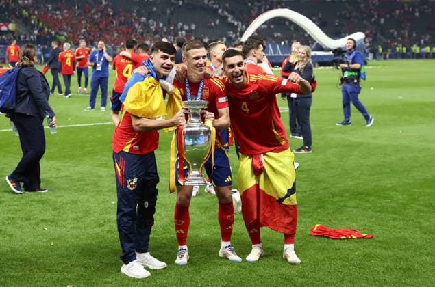 14.07.2024, xtgx, Fussball EM 2024 Finale, Spanien - England emspor, v.l. Daniel Olmo Carvajal (Spanien), Jose Ignacio Fernandez Iglesias Nacho (Spanien) mit EM Pokal (UEFA REGULATIONS PROHIBIT ANY USE OF PHOTOGRAPHS as IMAGE SEQUENCES and or QUASI-VIDEO) Berlin