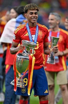 14.07.2024, Fussball UEFA EURO, EM, Europameisterschaft,Fussball 2024, Finale im Berliner Olympiastadion, Spanien - England, Lamine Yamal (Spanien) mit EM Pokal