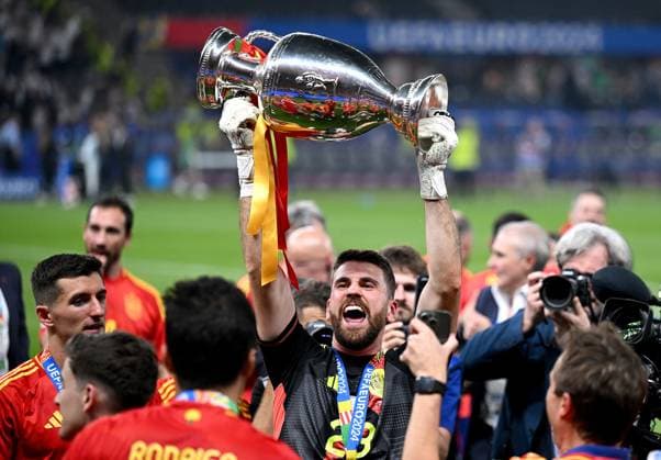 Fussball Euro 2024 Finale 14.07.2024 Spanien - England JUBEL Spanien mit EM Pokal; Torwart Unai Simon