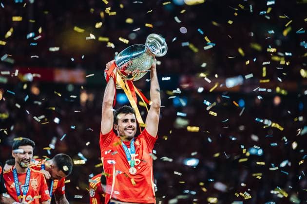 Fußball Herren UEFA-Fußball-Europameisterschaft 2024 Finale Spanien vs. England 14.07.2024 Rodri ( 16, Spanien) hisst den Pokal Berlin Olympiastadion Berlin Deutschland