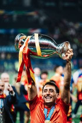 Fußball Herren UEFA-Fußball-Europameisterschaft 2024 Finale Spanien vs. England 14.07.2024 Mikel Oyarzabal ( 21, Spanien) mit dem Pokal Berlin Olympiastadion Berlin Deutschland