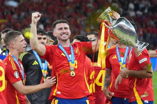 Aymeric Laporte (Spanien Spain, 14) bekommt den Henri Delaunay Pokal übergeben und jubelt den Titelgewinn mit der Mannschaft - Berlin 14.07.2024: Spanien vs. England, M51, EURO2024 Finale, Olympiastadion Berlin