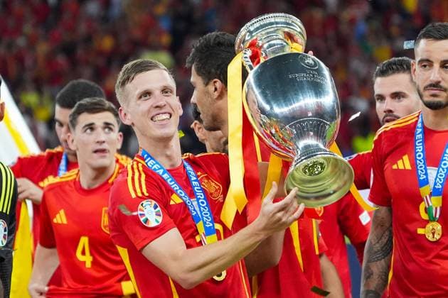 Dani Olmo (Spanien Spain, 10) bekommt den Henri Delaunay Pokal übergeben und jubelt den Titelgewinn mit der Mannschaft - Berlin 14.07.2024: Spanien vs. England, M51, EURO2024 Finale, Olympiastadion Berlin