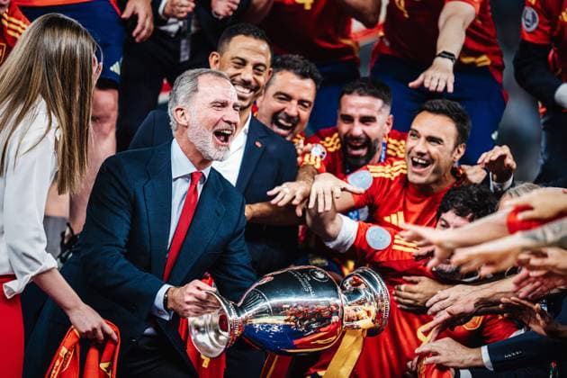 Bilder des Jahres 2024, Sport 07 Juli Sport Themen der Woche KW28 Sport Bilder des Tages Fußball Herren UEFA-Fußball-Europameisterschaft 2024 Finale Spanien vs. England 14.07.2024 König Felipe mit dem Pokal Berlin Olympiastadion Berlin Deutschland *** Soccer Men UEFA European Football Championship 2024 Final Spain vs England 14 07 2024 King Felipe with the trophy Berlin Olympiastadion Berlin Germany