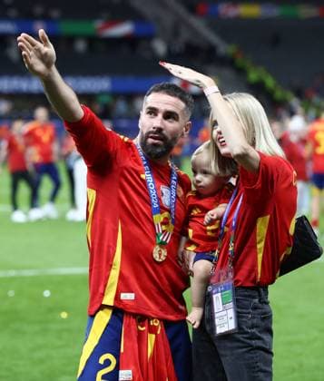 14.07.2024, xtgx, Fussball EM 2024 Finale, Spanien - England emspor, v.l. Daniel Carvajal Ramos (Spanien) mit Ehefrau Daphne Canizares und Kind (UEFA REGULATIONS PROHIBIT ANY USE OF PHOTOGRAPHS as IMAGE SEQUENCES and or QUASI-VIDEO) Berlin
