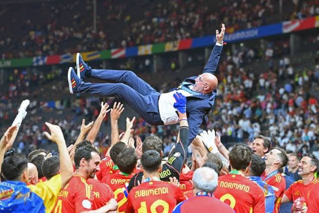 Schlussjubel- Spieler lassen Trainer Luis DE LA FUENTE (ESP) hochleben,werfen ihn die Hoehe, Jubel,Freude,Begeisterung, FINALE Spanien (ESP) - England (ENG) 2-1 am 14.07.2024, Olympiastadion Berlin. Fussball UEFA EURO, EM, Europameisterschaft,Fussball 2024 GERMANY vom 14.06.2024 - 14.07.2024.