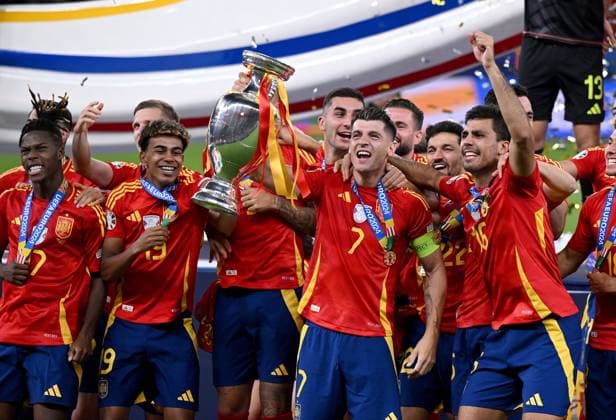 Fussball Euro 2024 Finale 14.07.2024 Spanien - England JUBEL Sieger Spanien; Teamjubel bei der Siegerehrung, Spanien mit EM Pokal, von links, Nico Williams, Lamine Yamal, Alvaro Morata, Rodri