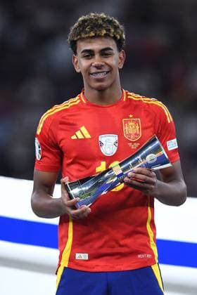 Fußball UEFA EURO, EM, Europameisterschaft,Fussball 2024 Finale Spanien - England am 14.07.2024 im Olympiastadion Berlin in Berlin Lamine Yamal ( Spanien ) bester junger Spieler des Turniers