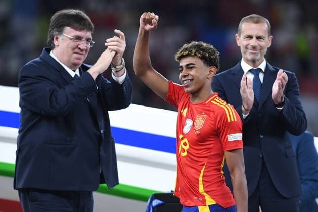 Fußball UEFA EURO, EM, Europameisterschaft,Fussball 2024 Finale Spanien - England am 14.07.2024 im Olympiastadion Berlin in Berlin Lamine Yamal ( Spanien ) bester junger Spieler des Turniers