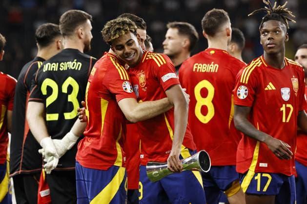 BERLIN -(l-r) Nacho of Spain, Lamine Yamal of Spain with cup for best player under 21 years, Fabian Ruiz of Spain, Nico Williams of Spain during the UEFA EURO, EM, Europameisterschaft,Fussball 2024 Final match between Spain and England at the Olympiastadion on July 14, 2024 in Berlin, Germany. ANP Hollandse Hoogte MAURICE VAN STEEN UEFA EURO 2024 FINAL 2024 xVIxANPxSportx xVanxSteenxFotografiexIVx 503491000 originalFilename: 503491000.jpg