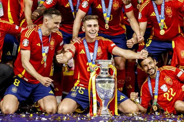 BERLIN - (l-r) Fabian Ruiz of Spain, Fermin Lopez of Spain, Jesus Navas of Spain with Henri Delaunay trophy, coupe Henri Delaunay during the UEFA EURO, EM, Europameisterschaft,Fussball 2024 Final match between Spain and England at the Olympiastadion on July 14, 2024 in Berlin, Germany. ANP Hollandse Hoogte MAURICE VAN STEEN UEFA EURO 2024 FINAL 2024 xVIxANPxSportx xVanxSteenxFotografiexIVx 503491528 originalFilename: 503491528.jpg