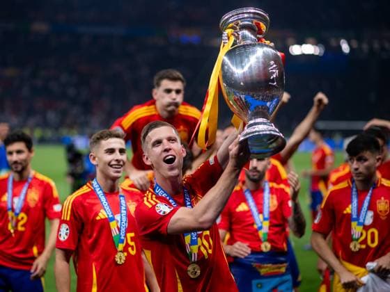 Daniel Olmo (Spanien, 10) jubelt mit Pokal ueber den Sieg und Titel als Europameister, GER, Spain (ESP) vs England (ENG), Fussball Europameisterschaft, UEFA EURO, EM, Europameisterschaft,Fussball 2024, Final, 14.07.2024 GER, Spain (ESP) vs England (ENG), Fussball Europameisterschaft, UEFA EURO 2024, Final, 14.07.2024 Berlin Copyright: xEibner-Pressefoto Memmlerx EP_MMR