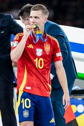 UEFA EURO, EM, Europameisterschaft,Fussball 2024: Finale Spanien - England; 14.07.2024 Dani Olmo (Spanien, 10) küsst seine Medaille. UEFA EURO 2024: Finale Spanien - England; Olympiastadion, Berlin am 14.07.2024 Copyright: xBEAUTIFULxSPORTS Wunderlx