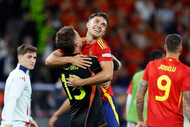 GER, Berlin, Fussball, Spanien vs England, Finale, Olympiastadion Berlin, UEFA EURO, EM, Europameisterschaft,Fussball 2024, v.l. Alex Remiro (Spanien), Martin Zubimendi (Spanien), feiern, Sieg, Freude, Jubel, jubilierend, gewonnen, Sieger, Europameister, Gewinner, 4 malig, Rekord, Endstand 2:1, 14.07.2024, Copyright: HMBxMedia HeikoxBecker