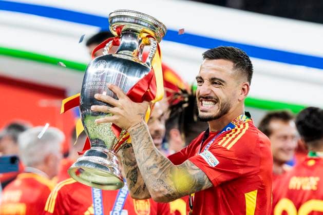 UEFA EURO, EM, Europameisterschaft,Fussball 2024: Finale Spanien - England; 14.07.2024 Joselu (Spanien, 09) jubelt mit Pokal. UEFA EURO 2024: Finale Spanien - England; Olympiastadion, Berlin am 14.07.2024 Copyright: xBEAUTIFULxSPORTS Wunderlx