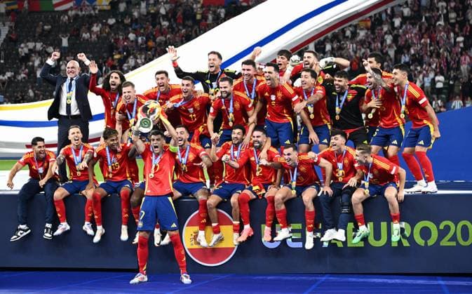 Fussball, Europameisterschaft, EURO 2024, Finale, Olympiastadion Berlin: Spanien - England 2:1; Siegerehrung Spanien, Alvaro Morata (SPA) mit Pokal. Jubel, Freude, Aktion.