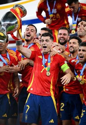 Fussball, Europameisterschaft, EURO 2024, Finale, Olympiastadion Berlin: Spanien - England 2:1; Siegerehrung Spanien, Alvaro Morata (SPA) mit Pokal. Jubel, Freude, Aktion.