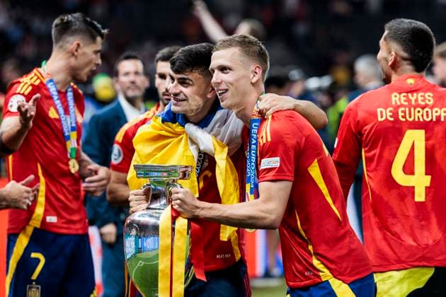 UEFA EURO, EM, Europameisterschaft,Fussball 2024: Finale Spanien - England; 14.07.2024 Dani Olmo (Spanien, 10) und Pedri (Spanien, 20) jubeln mit Pokal. UEFA EURO 2024: Finale Spanien - England; Olympiastadion, Berlin am 14.07.2024 Copyright: xBEAUTIFULxSPORTS Wunderlx