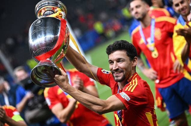 Fussball, Europameisterschaft, EURO 2024, Finale, Olympiastadion Berlin: Spanien - England 2:1; Siegerehrung Spanien, Jesus Navas (SPA) mit Pokal. Jubel, Freude, Aktion.