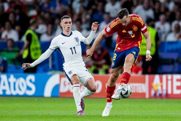 UEFA EURO, EM, Europameisterschaft,Fussball 2024: Finale Spanien - England; 14.07.2024 Phil Foden (England, 11), Fabian Ruiz (Spanien, 08). UEFA EURO 2024: Finale Spanien - England; Olympiastadion, Berlin am 14.07.2024 Copyright: xBEAUTIFULxSPORTS Wunderlx