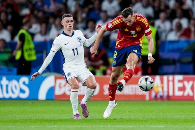 UEFA EURO, EM, Europameisterschaft,Fussball 2024: Finale Spanien - England; 14.07.2024 Phil Foden (England, 11), Fabian Ruiz (Spanien, 08). UEFA EURO 2024: Finale Spanien - England; Olympiastadion, Berlin am 14.07.2024 Copyright: xBEAUTIFULxSPORTS Wunderlx