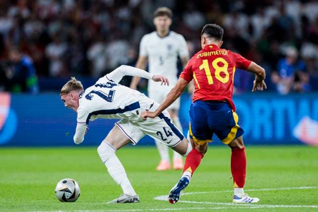 UEFA EURO, EM, Europameisterschaft,Fussball 2024: Finale Spanien - England; 14.07.2024 Cole Palmer (England, 24), Martin Zubimendi (Spanien, 18). UEFA EURO 2024: Finale Spanien - England; Olympiastadion, Berlin am 14.07.2024 Copyright: xBEAUTIFULxSPORTS Wunderlx