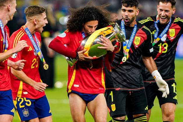 Sport Themen der Woche KW28 Sport Bilder des Tages 2024-07-14 Spain v England - UEFA EURO, EM, Europameisterschaft,Fussball 2024 Final BERLIN, GERMANY - JULY 14: Marc Cucurella of Spain holding and kissing the trophy, David Raya during the UEFA EURO 2024 Final match between Spain and England at Olympiastadion on July 14, 2024 in Berlin, Germany. Berlin Olympiastadion Germany Content not available for redistribution in The Netherlands directly or indirectly through any third parties. Copyright: xAndrexWeeningx