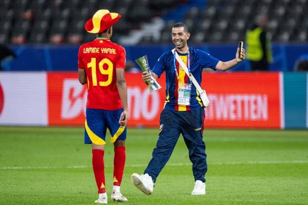 240714 Lamine Yamal of Spain celebrates with his father Mounir Nasraoui after the UEFA EURO, EM, Europameisterschaft,Fussball 2024 Football Championship final between Spain and England on July 14, 2024 in Berlin. Photo: Mathias Bergeld BILDBYRAN kod MB MB0946 fotboll football soccer fotball fotbolls-em europamästerskap em uefa euro uefa european football championship euro 2024 final spanien spain england bbeng jubel em-guld europamästare Copyright: MATHIASxBERGELD BB240714MB226