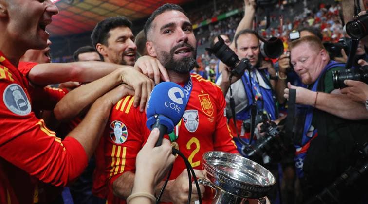 BAU 14.07.2024 Berlin Fußball EM 2024 Finale Spanien vs. England, Dani Carvajal (ESP) mit Pokal