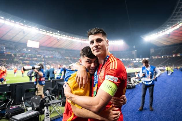 GER, Euro 2024, Finale, Spanien (ESP) vs England (GBR) 14.07.2024, Olympiastadion Berlin, Berlin, GER, Euro 2024, Finale, Spanien (ESP) vs England (GBR) Im Bild: Alvaro Morata (Spanien Spain ESP, 7) hat Pedri (Spanien Spain ESP, 20) im Arm, Gestik, Mimik, Emotionen