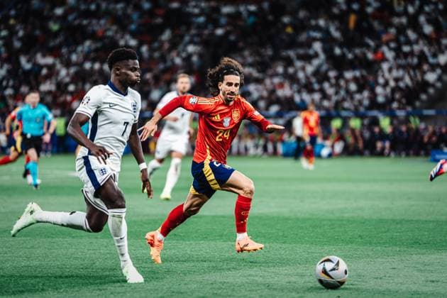 Fußball Herren UEFA-Fußball-Europameisterschaft 2024 Finale Spanien vs. England 14.07.2024 Bukayo Saka ( 7, England) links will vorbei an Cucurella ( 24, Spanien) rechts Berlin Olympiastadion Berlin Deutschland