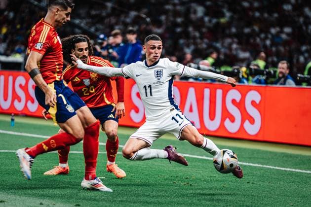 Fußball Herren UEFA-Fußball-Europameisterschaft 2024 Finale Spanien vs. England 14.07.2024 Irgendwie schafft es Phil Foden ( 11, England) diesen Ball noch erfolgreich zu passen Berlin Olympiastadion Berlin Deutschland