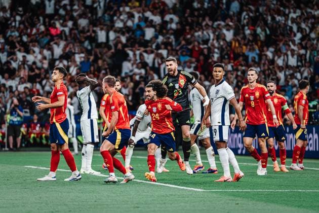 Fußball Herren UEFA-Fußball-Europameisterschaft 2024 Finale Spanien vs. England 14.07.2024 v.l. Dani Olmo ( 10, Spanien) wird gefeiert von Cucurella ( 24, Spanien) und Unai Simon ( 23, Spanien) nach einer guten Abwehraktion Berlin Olympiastadion Berlin Deutschland