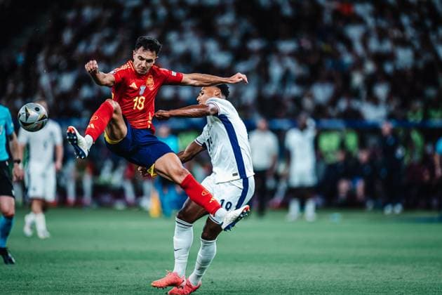 Fußball Herren UEFA-Fußball-Europameisterschaft 2024 Finale Spanien vs. England 14.07.2024 Martin Zubimendi ( 18, Spanien) in der Luft gegen Ollie Watkins ( 19, England) rechts Berlin Olympiastadion Berlin Deutschland
