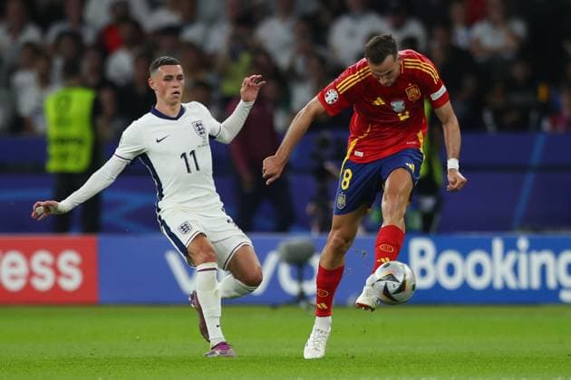 Spain v England, Berlin, UK - 14 Jul 2024 Fabian Ruiz of Spain is pressured by Phil Foden of England during the UEFA EURO, EM, Europameisterschaft,Fussball 2024 Final match between Spain and England at Olympistadion, Berlin on 14 July 2024 ( Berlin Olympistadion Berlin Germany Copyright: xMicahxCrook PPAUKx PPA-123635