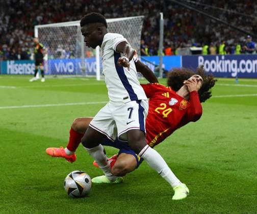 Spain v England, Berlin, UK - 14 Jul 2024 Marc Cucurella of Spain goes down after a challenge by Bukayo Saka of England during the UEFA EURO, EM, Europameisterschaft,Fussball 2024 Final match between Spain and England at Olympistadion, Berlin on 14 July 2024 ( Berlin Olympistadion Berlin Germany Copyright: xMicahxCrook PPAUKx PPA-123642