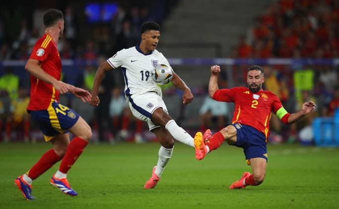 Spain v England, Berlin, UK - 14 Jul 2024 Ollie Watkins of England has a shot blocked by Daniel Carvajal of Spain during the UEFA EURO, EM, Europameisterschaft,Fussball 2024 Final match between Spain and England at Olympistadion, Berlin on 14 July 2024 ( Berlin Olympistadion Berlin Germany Copyright: xMicahxCrook PPAUKx PPA-123651
