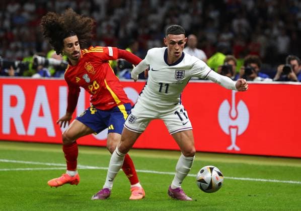 Spain v England, Berlin, UK - 14 Jul 2024 Phil Foden of England is pressured by Marc Cucurella of Spain during the UEFA EURO, EM, Europameisterschaft,Fussball 2024 Final match between Spain and England at Olympistadion, Berlin on 14 July 2024 ( Berlin Olympistadion Berlin Germany Copyright: xMicahxCrook PPAUKx PPA-123659