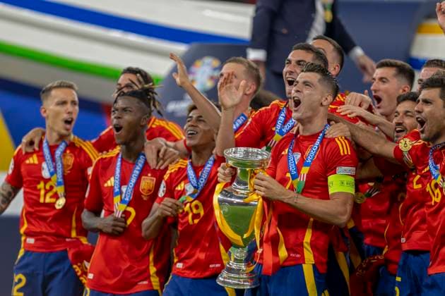 14.07.2024, Fussball UEFA EURO, EM, Europameisterschaft,Fussball 2024, Finale im Berliner Olympiastadion, Spanien - England, Spanien ist Europameister, Siegerehrung. Nico Williams (Spanien), Lamine Yamal (Spanien) Alvaro Morata (Spanien)