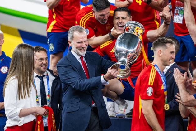 240714 King Felipe VI of Spain celebrates with the trophy after the UEFA EURO, EM, Europameisterschaft,Fussball 2024 Football Championship final between Spain and England on July 14, 2024 in Berlin. Photo: Mathias Bergeld BILDBYRAN kod MB MB0946 fotboll football soccer fotball fotbolls-em europamästerskap em uefa euro uefa european football championship euro 2024 final spanien spain england bbeng jubel em-guld europamästare Copyright: MATHIASxBERGELD BB240714MB285