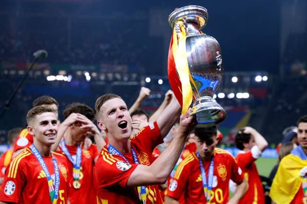 Sport Bilder des Tages OLMO Dani Team Spanien bei der Siegerehrung mit dem Siegerpokal Europameisterschaften 2024 Deutschland EURO 2024 Spiel Finale SPA - ENG 2 : 1 am 14.07.2024 in Berlin DFL REGULATIONS PROHIBIT ANY USE OF PHOTOGRAPHS as IMAGE SEQUENCES and or QUASI-VIDEO Copyright: xLacixPerenyix