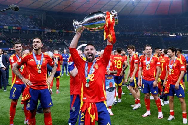 CARVAJAL Dani Team Spanien bei der Siegerehrung mit dem Siegerpokal Europameisterschaften 2024 Deutschland EURO 2024 Spiel Finale SPA - ENG 2 : 1 am 14.07.2024 in Berlin DFL REGULATIONS PROHIBIT ANY USE OF PHOTOGRAPHS as IMAGE SEQUENCES and or QUASI-VIDEO Copyright: xLacixPerenyix